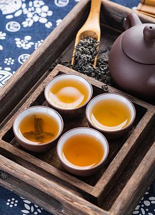 茶杯和茶叶茶具摄影图