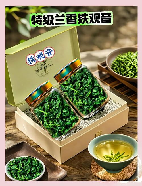 在热水中,茶叶缓缓舒展,仿佛沉睡的